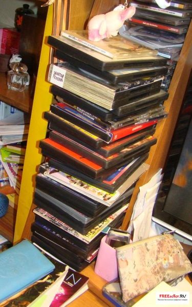 Старые CD диски занимающие много места на столе