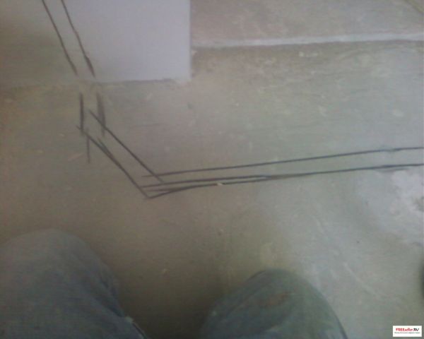 Монтаж теплого пола своими руками. Подготовка канавки для датчика тепмературы в гофре.