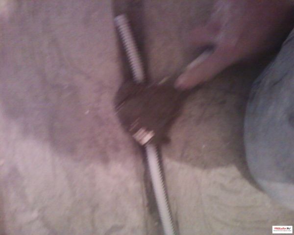 Монтаж теплого пола своими руками. Укладываем датчик температуры в гофротрубке в канавку