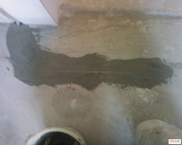 Монтаж теплого пола своими руками. Укладываем датчик температуры в гофротрубке в канавку