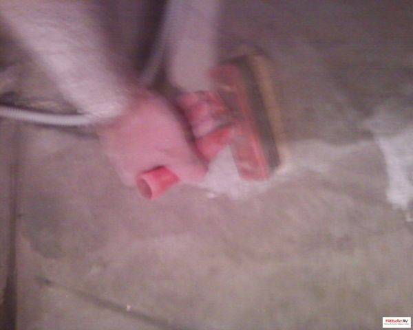 Монтаж теплого пола своими руками. Обработка канавки грунтовкой.