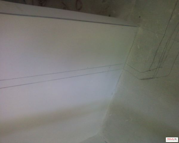 Монтаж теплого пола своими руками. Подготовка канавки для датчика тепмературы в гофре.