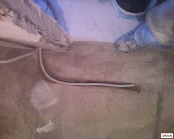 Монтаж теплого пола своими руками. Укладываем датчик температуры в гофротрубке в канавку