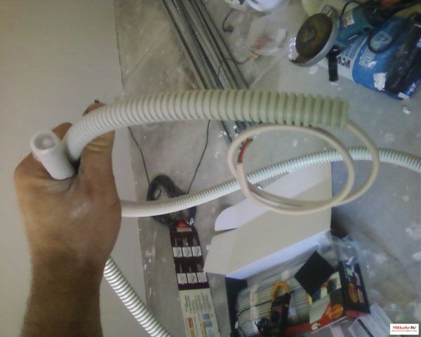 Монтаж теплого пола своими руками. Просовываем датчик температуры в гофротрубку