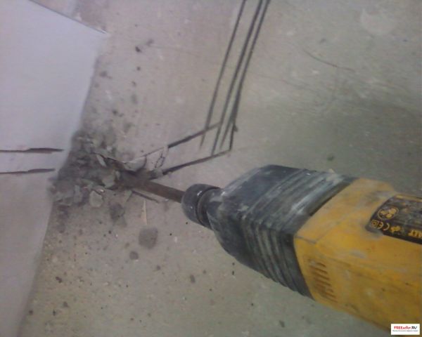 Монтаж теплого пола своими руками. Подготовка канавки для датчика тепмературы в гофре.