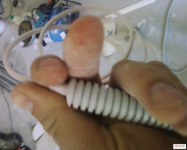 Монтаж теплого пола своими руками. Просовываем датчик температуры в гофротрубку