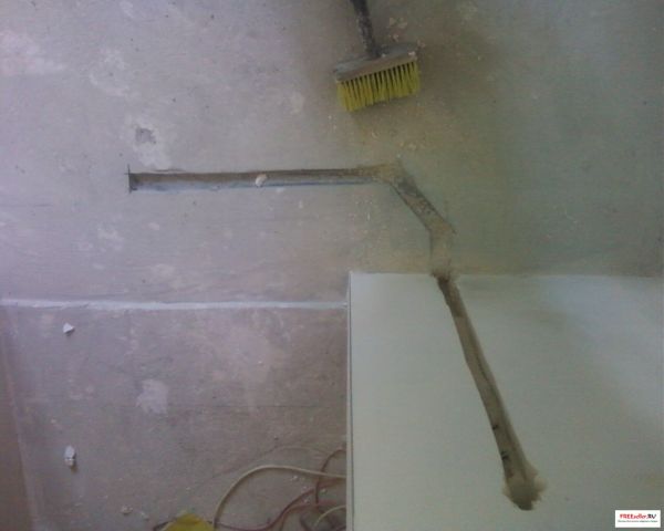 Монтаж теплого пола своими руками. Подготовка канавки для датчика тепмературы в гофре.