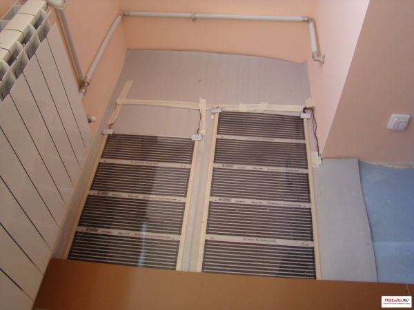 Укладка пленочного инфракрасного теплого пола типа Caleo под ламинат своими руками.