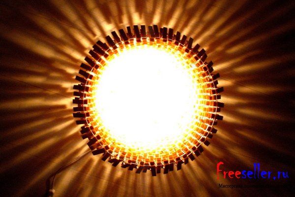 Настольная лампа из прищепок своими руками.