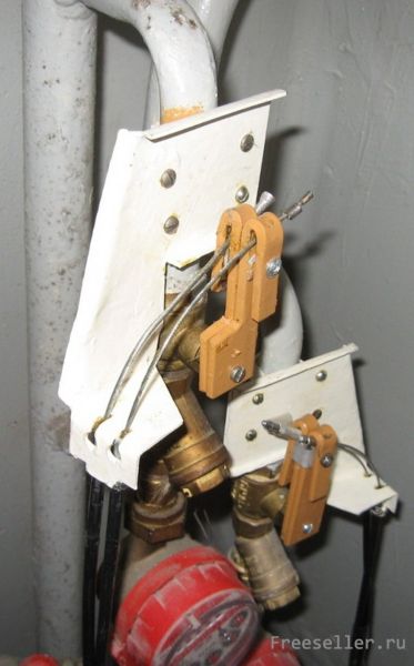 Самодельная бумажно-пружинная система для защиты от протечек воды.