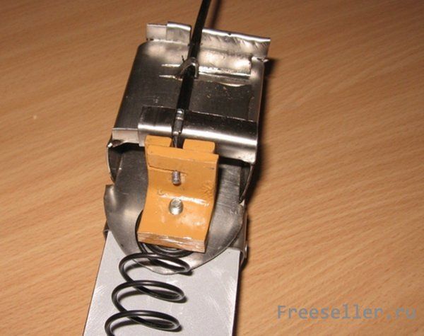 Самодельная бумажно-пружинная система для защиты от протечек воды.