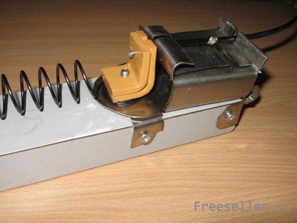 Самодельная бумажно-пружинная система для защиты от протечек воды.