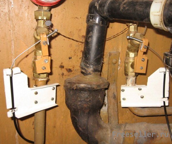 Самодельная бумажно-пружинная система для защиты от протечек воды.