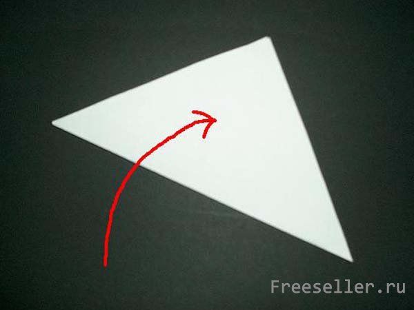 Процесс вырезания снежинки из бумаги