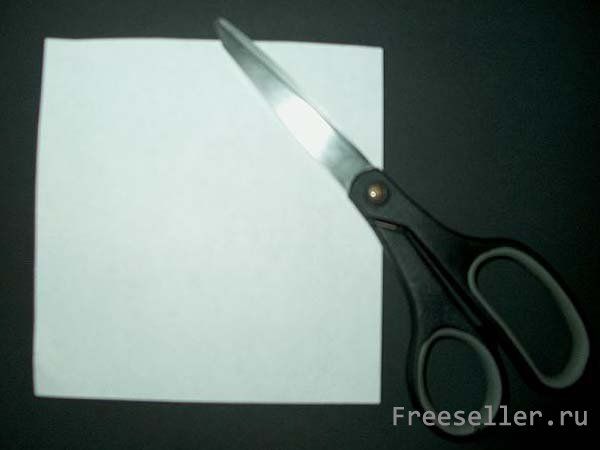 Процесс вырезания снежинки из бумаги