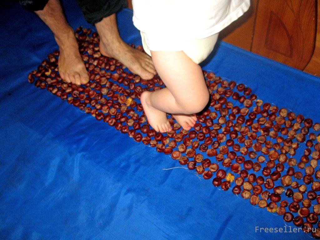 Сделать массажный коврик для ног из пробок