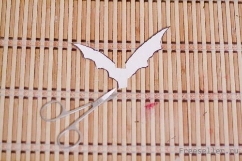 Изготовление летучих мышей из прищепок