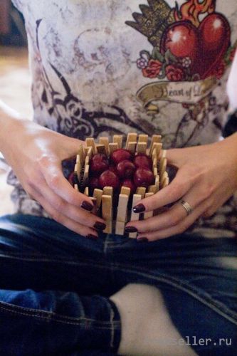 Подставка своими руками из прищепок и пластиковой бутылки