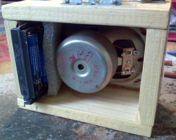 Изготовление радиоприемника в ретро стиле своими руками - Батарейный отсек