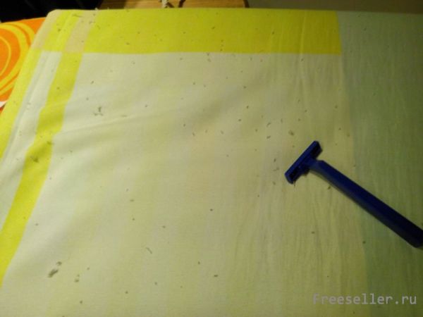 Удаление катышек на простыне с помощью бритвы