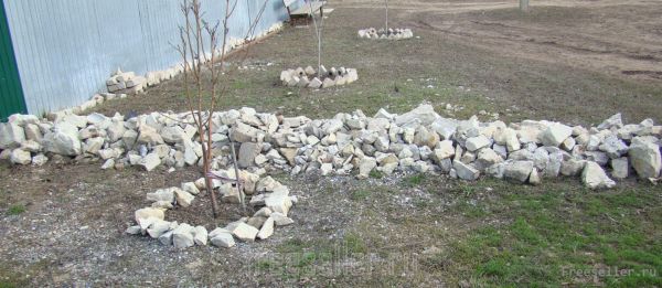 Самодельная клумба для цветов из камней