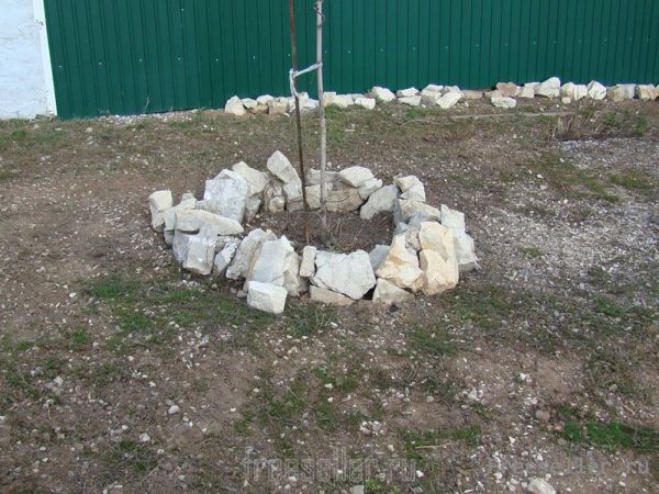 Самодельная клумба для цветов из камней