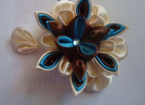 Цветочек для резинки или на брошь своими руками