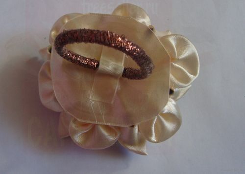 Цветочек для резинки или на брошь своими руками