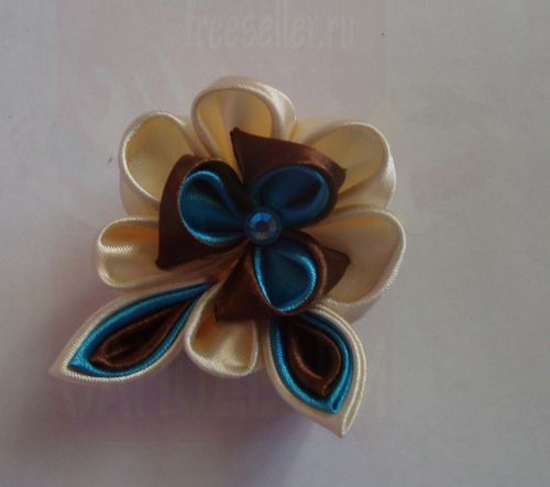 Цветочек для резинки или на брошь своими руками