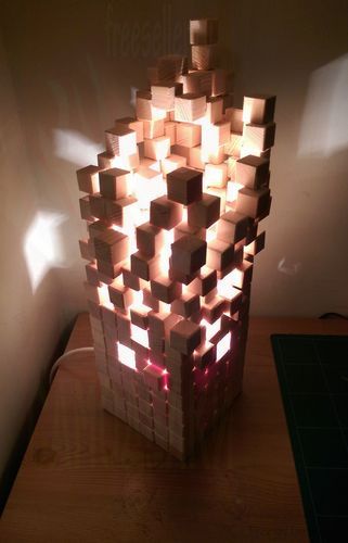 Оригинальная лампа из деревянных кубиков