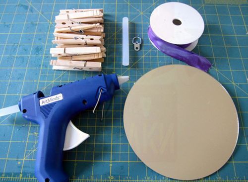 Материалы и инструменты для изготовления рамки из прищепок