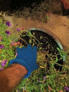 Изготовление клумбы из старого монитора