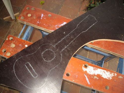 Изготовление клумбы гитары своими руками