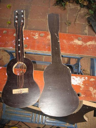 Изготовление клумбы гитары своими руками