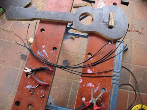 Изготовление клумбы гитары своими руками