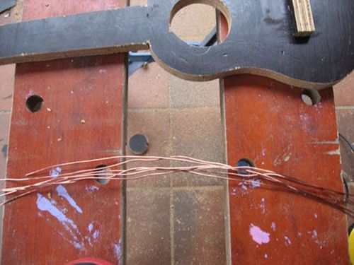 Изготовление клумбы гитары своими руками