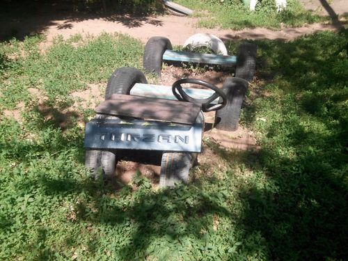 Детская дворовая машина из покрышек