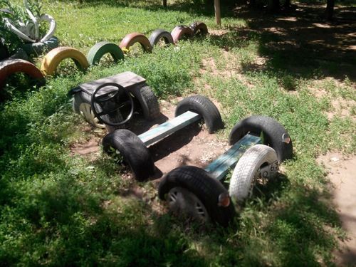 Поделки из покрышек. Детская дворовая машина из шин.