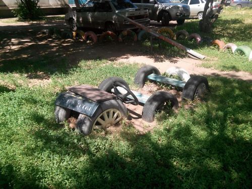 Поделки из покрышек. Детская дворовая машина из шин.