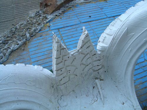 Изготовление лебедя из шин своими руками - крепление к земле