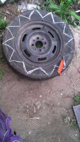 Изготовление вазона из шины своими руками- разметка и вырезание покрышки