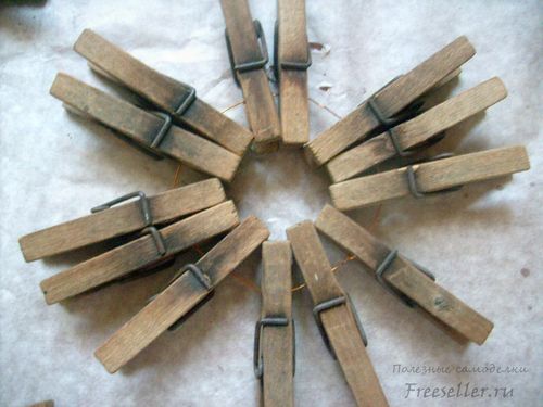 Подставка под горячее из старых прищепок своими руками