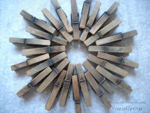 Подставка под горячее из старых прищепок своими руками