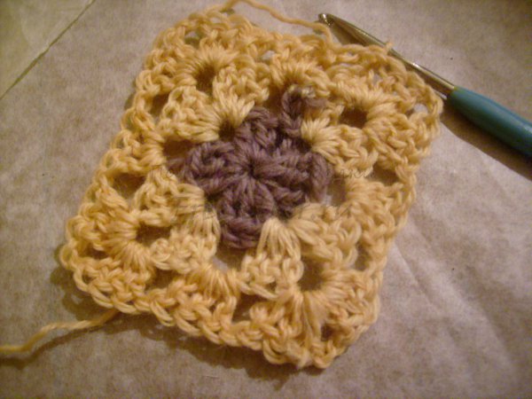 Вяжем шарф из узорных квадратов