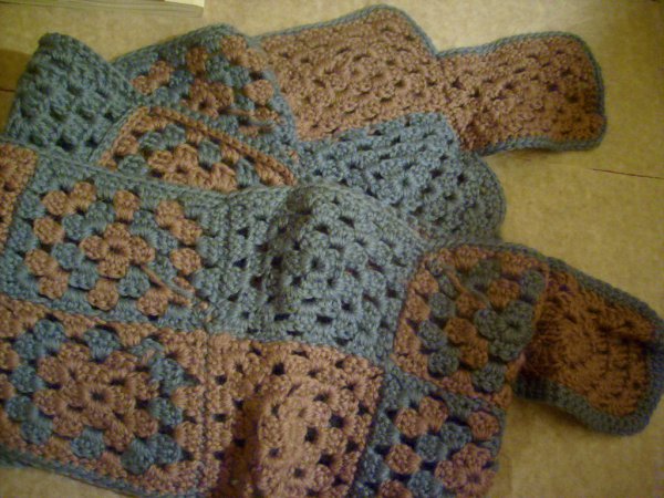 Вяжем шарф своими руками из узорных квадратов