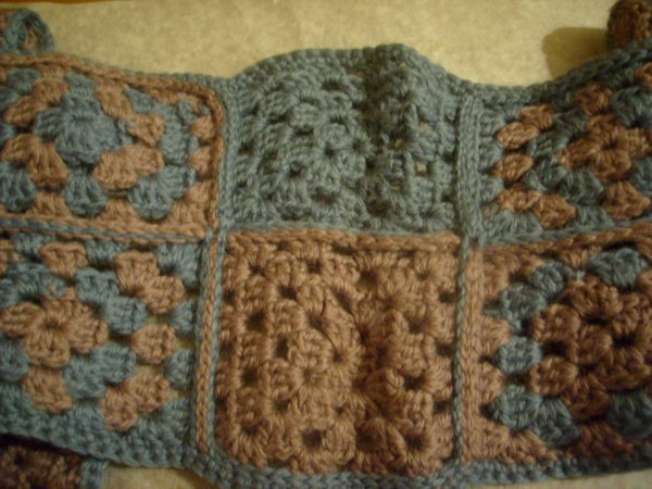 Вяжем шарф своими руками из узорных квадратов