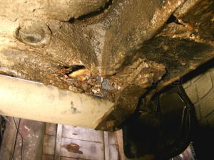 Дыра в пороге VW Sharan.