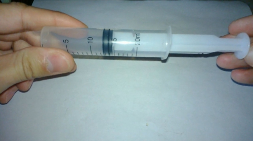медицинский шприц для изготовления зарядного устройства для батарее