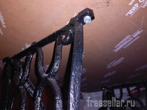 Кухонный стол из швейной машинки Singer - крепление столешницы