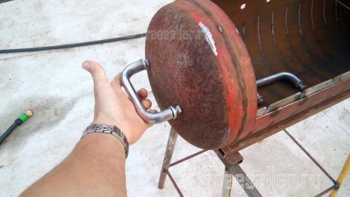 Изготовление мангала из газового баллона - прикручиваем ручки